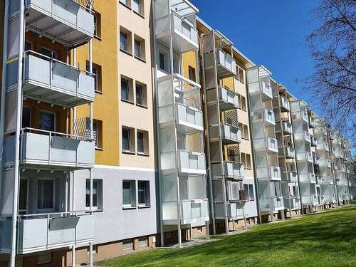 Hausansicht - Lichterhellte 3-Raum-Wohnung mit Balkon