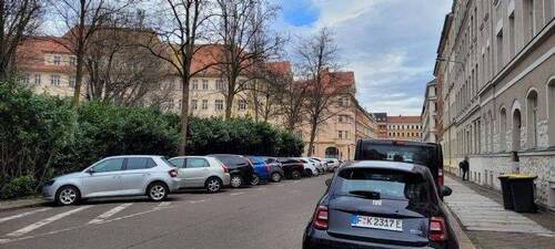 Straßenansicht, gegenüber Grünanlage - 2 Zimmer Etagenwohnung zur Miete in Leipzig