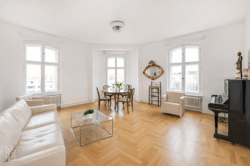 Eckzimmer - Heller Altbau in markanter Ecklage: 4-Zimmer-Wohnung mit Balkon