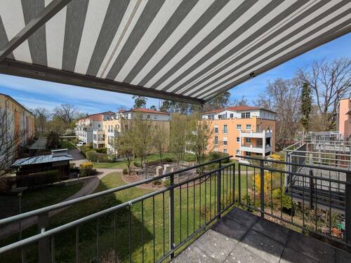 Balkon mit Markise - 2 Zimmer Etagenwohnung in Erlangen