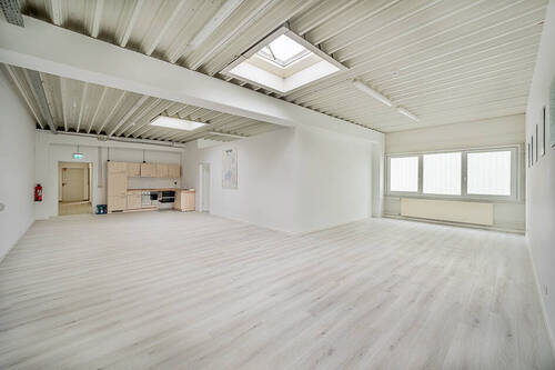 Eingebaute Küchenzeile mit großzügigem Aufenthaltsrraum - 