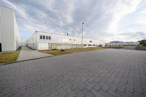 Blick Parkplatz Zufahr - Halle in Neuwied zur Miete