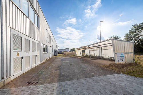 Blick auf die Unterstellmöglichkeit von Motorrädern, Fahrrädern etc. - 