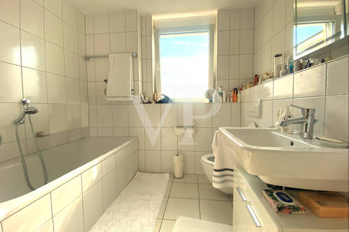 Tageslichtbad mit Wanne und Dusche - 