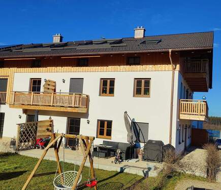 Südansicht mit Terrasse und Garten - 3 Zimmer Etagenwohnung zur Miete in Riedering