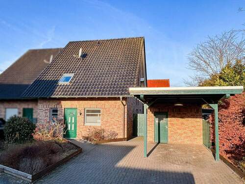 Frontansicht mit Carport - 