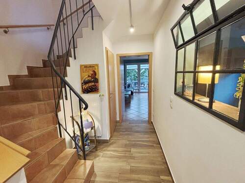 Flur + Treppenhaus - 