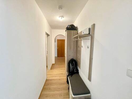 Flur mit vielen Stellflächen ähnlich - 