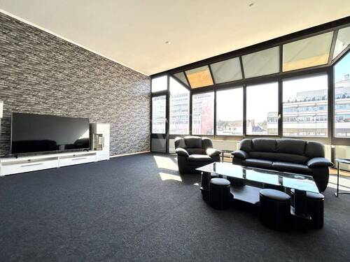 Lichtdurchflutetes Wohnzimmer mit hohen Decken - 