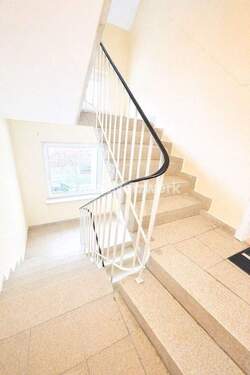 Flur Treppenhaus - Etagenwohnung mit 80,00 m&sup2; in Hof zum Kaufen