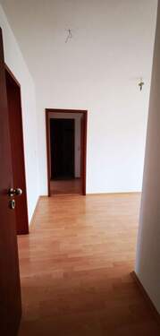 Eingangsbereich Blick ins Wohnzimmer - 