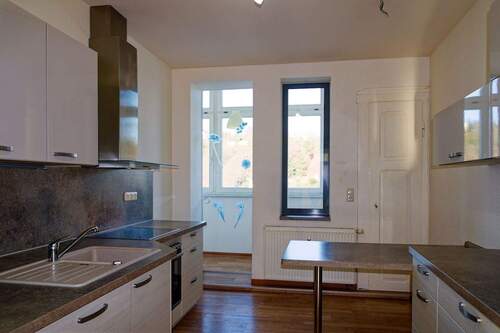 Küche mit EBK und Loggia - Einbauküche, Loggia und Stellplatz