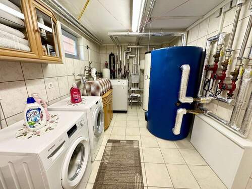 Hauswirtschaftsraum (hinten Erdwärme-Heizung) - 