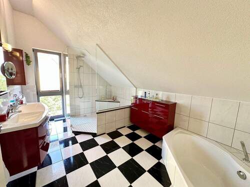 hochwertiges Bad im Obergeschoss - 