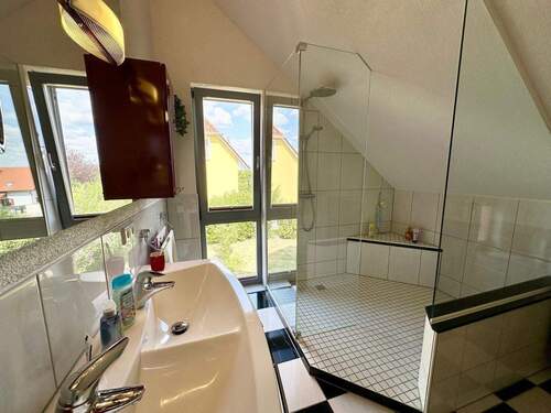 hochwertiges Bad im Obergeschoss - 