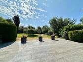 große Terrasse mit Blick in den Garten - 