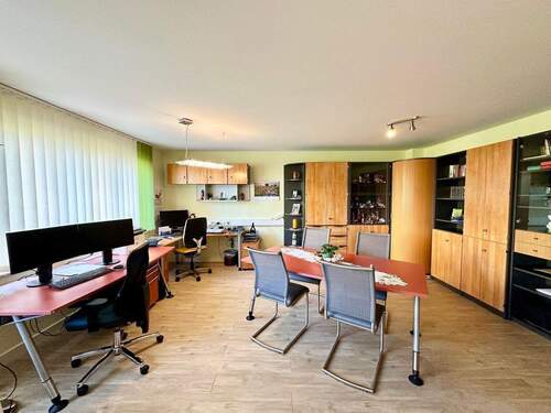 Büro im Erdgeschoss mit eigenem Eingang - 