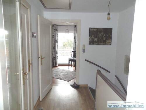 Flur Obergeschoss mit Blick Richtung Schlafzimmer/ Dachterrasse - 