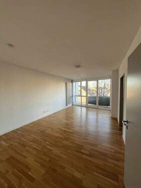 Wohnzimmer Sicht nach Westen - 3 Wohnungen nähe Hauptbahnhof im 2.OG mit Kellerräumen und TG Stellplätzen