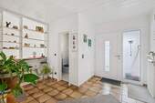 Diele und Eingangsbereich - 6 Zimmer Einfamilienhaus in Stein-Bockenheim