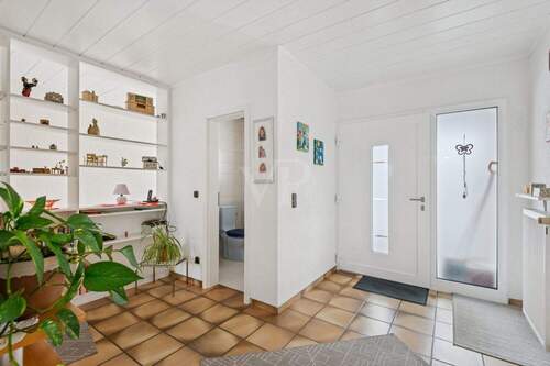 Diele und Eingangsbereich - 6 Zimmer Einfamilienhaus in Stein-Bockenheim