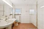 modernes Badezimmer - 