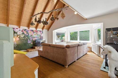 Wohnzimmer (2) - Ihr neues Zuhause in traumhafter Lage von Pfaffenrot! Gepflegtes EFH mit ELW, Garten und Carport!