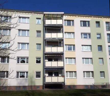 Hausansicht - Balkon - 3 Zimmer Etagenwohnung zum Kaufen in Neukieritzsch