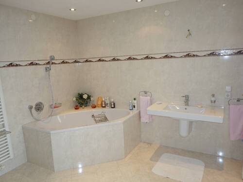 Hauptbad im DG mit Eckbadewanne... - 