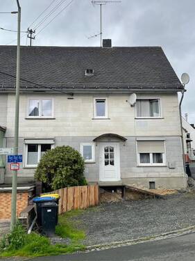 Hausansicht - 4 Zimmer Mehrfamilienhaus, Wohnhaus zum Kaufen in Haiger