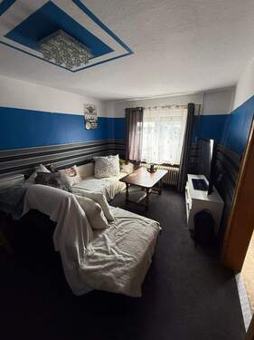 Wohnzimmer - Mehrfamilienhaus, Wohnhaus mit 100,00 m&sup2; in Haiger zum Kaufen