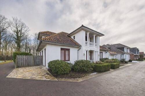 Fassade - Großzügiges Architektenhaus mit Panorama-Gartenblick in Bestlage