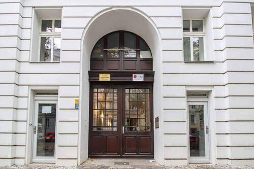 01. Ansicht Gebäude - 2 Zimmer mit Option auf mehr! Stilvolle Altbauwohnung mit großem Balkon trifft neue Ideen