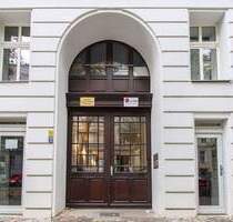 2 Zimmer mit Option auf mehr! Stilvolle Altbauwohnung mit großem Balkon trifft neue Ideen - Berlin Mitte