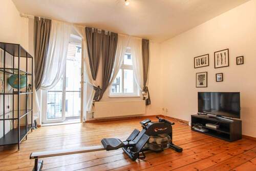 05. Schlafzimmer_Büro mit Zugang zum Balkon - 