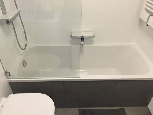 Badewanne mit Dusche - 