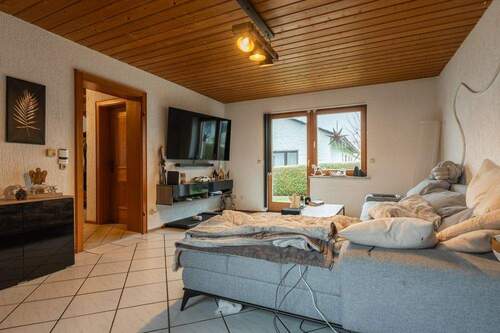 Wohnzimmer (1) - 8 Zimmer Einfamilienhaus zum Kaufen in Ortenburg