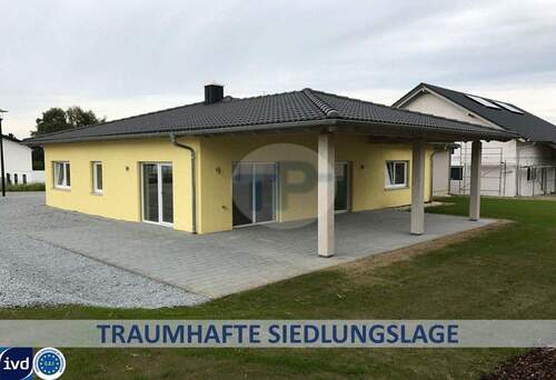 Hauptfoto Internet - WALMDACHBUNGALOW MIT GARAGE UND CARPORT IN TRAUMHAFTER SIEDLUNGSRANDLAGE