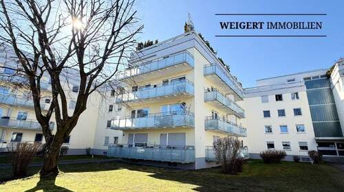 HauptfotoMitLogo - WEIGERT: Gepflegte 3-Zimmer-Wohnung mit 2 Balkonen, XXL-Keller & TG-Stellplatz in Puchheim-Bahnhof