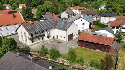 Hofansicht - 8 Zimmer Mehrfamilienhaus, Wohnhaus zum Kaufen in Niederaichbach / Oberaichbach
