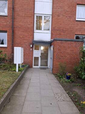 Hauseingang - Vermietete 2-Zimmer-Wohnung mit Südbalkon und Stellplatz in Hamburg-Meiendorf