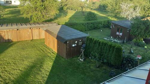 Rechts Gartenhaus - 