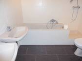 Modernes gefliestes Badezimmer - 