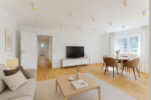 Einrichtungsidee Wohnzimmer - Erstbezug nach umfassender Sanierung: Wohnen wie im eigenen Haus mit 200 m² Garten und Gartenhaus