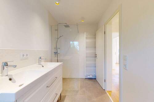 Badezimmer mit Regendusche - 