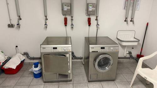 Münz-Waschautomat und Trockner bei Bedarf - 