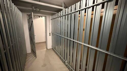 Kellerabteil mit Stromanschluss - 