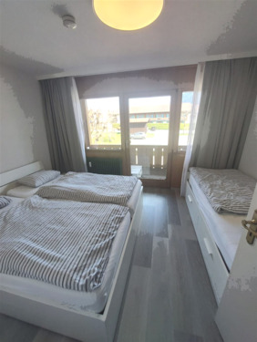 hübsch möbliertes Schlafzimmer mit Balkonzugang - 