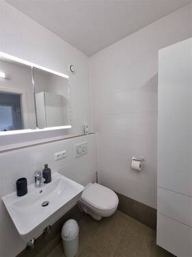 modernes, saniertes Duschbad - 