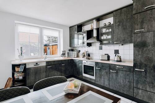 Voll ausgestattete Einbauküche mit Marken-Geräten von Siemens - 